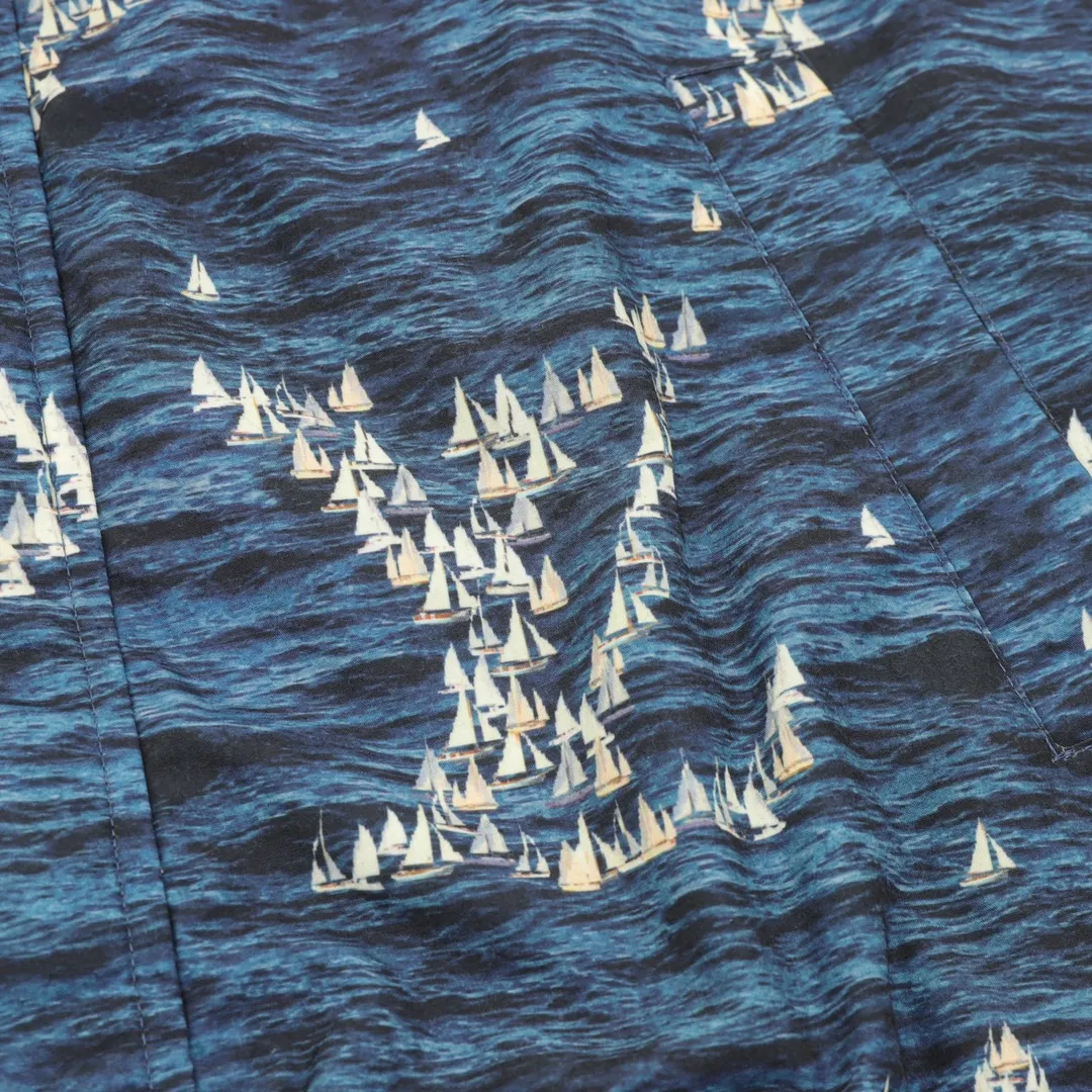 🅿️570 Louis Vuitton/Louis Vuitton sailing print windproof jacket, originally purchased and developed for 25300, customized polyester fiber fabric, with excellent wrinkle resistance and shape retention, and technological windproof and waterproof functions. It is knitted by twisted threads on a warp and weft spinning machine. After the full-width Damier Monogram pattern is processed by image software, the computer control system sprays the printing ink directly onto the fabric through the nozzle of the inkjet printer as required to form a pattern, which is perfectly integrated into the fabric fibers. The semi-finished product printing that is connected before and after the printing positioning is very material-consuming, such as alignment typesetting and cutting, infrared laser positioning and cutting, manual positioning and manual cutting, and full-body grid-on-grain laser alignment cutting. The alignment cutting rate is extremely high. Mold customization of zippers, bells, chains and other hardware. Size: XS-L